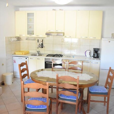 Apartment Martinic Pucisca Bagian luar foto