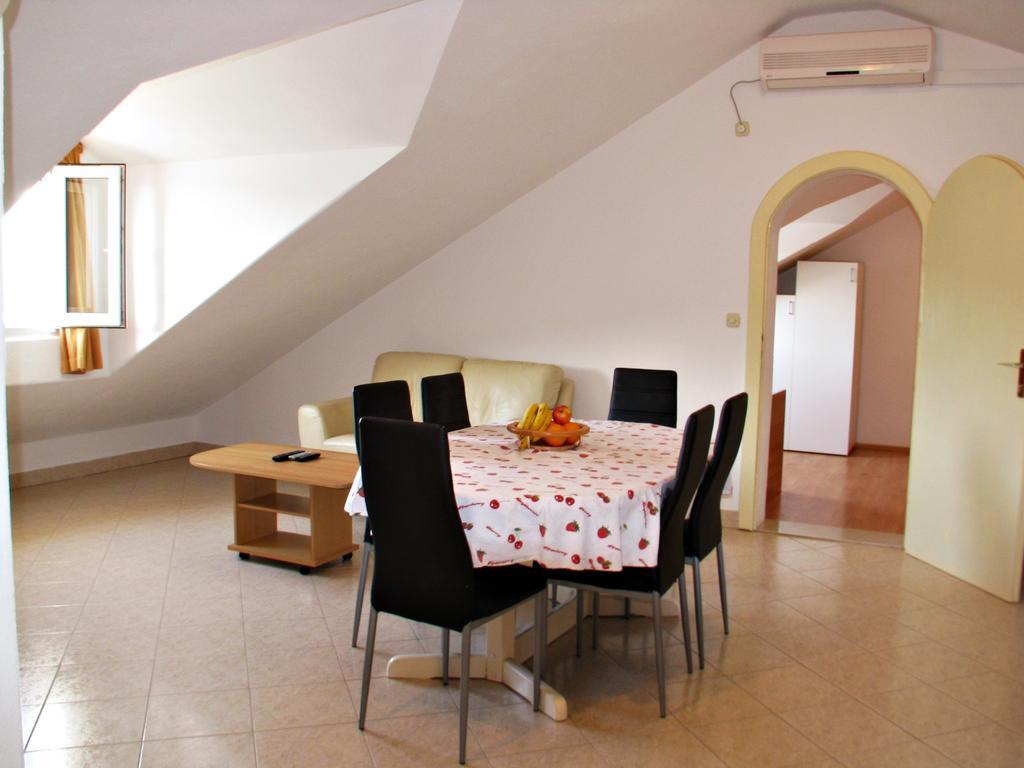Apartment Martinic Pucisca Ruang foto