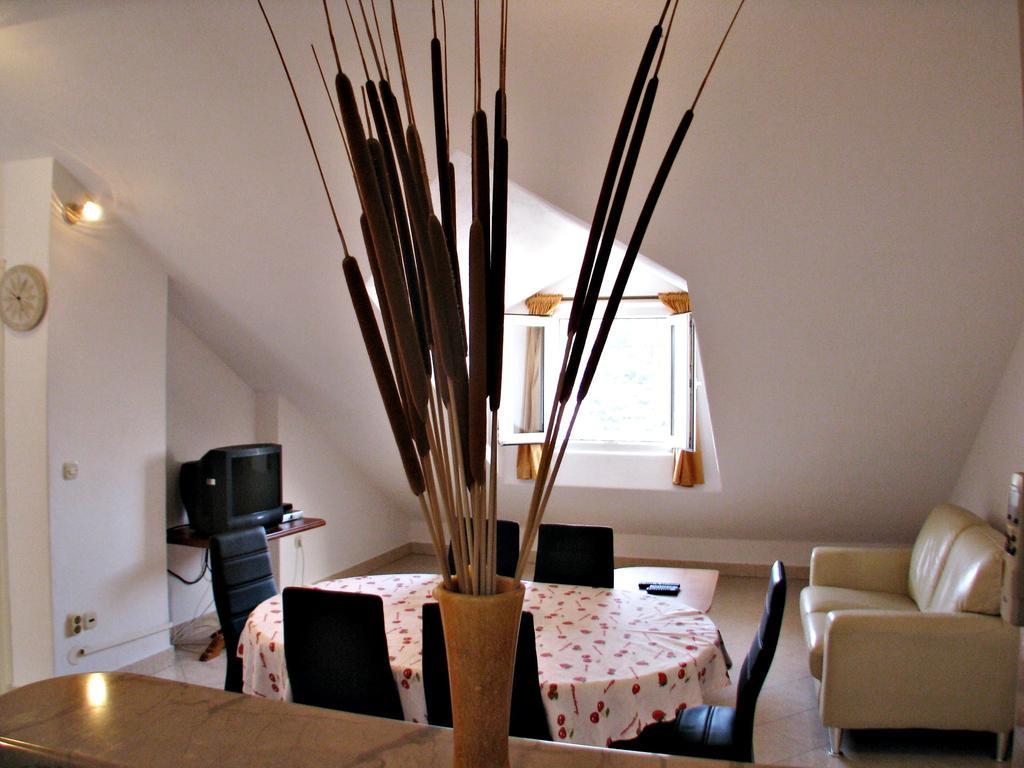 Apartment Martinic Pucisca Ruang foto