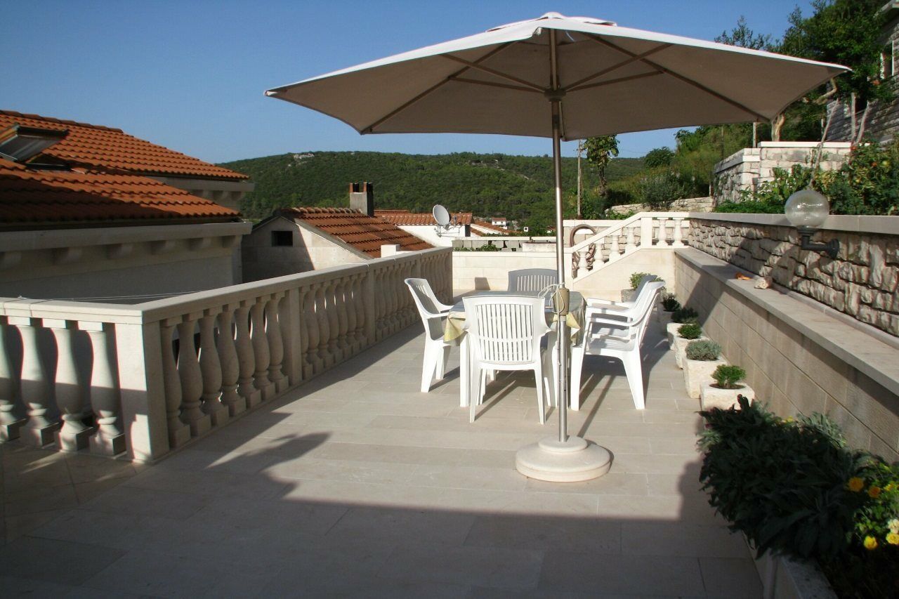 Apartment Martinic Pucisca Bagian luar foto