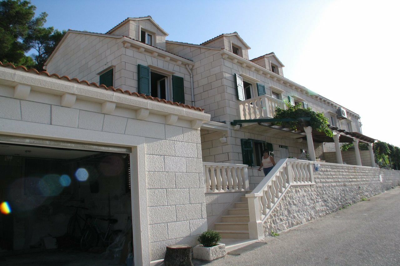 Apartment Martinic Pucisca Bagian luar foto