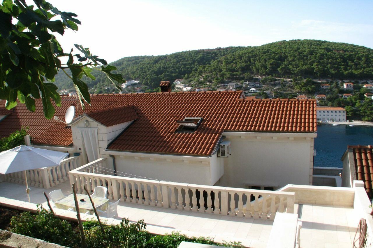 Apartment Martinic Pucisca Bagian luar foto