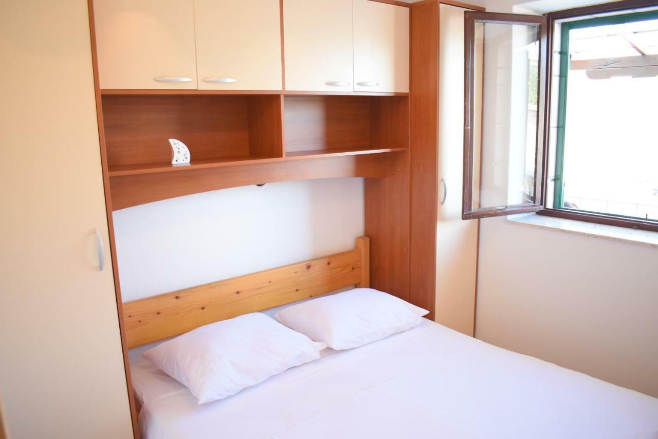 Apartment Martinic Pucisca Bagian luar foto