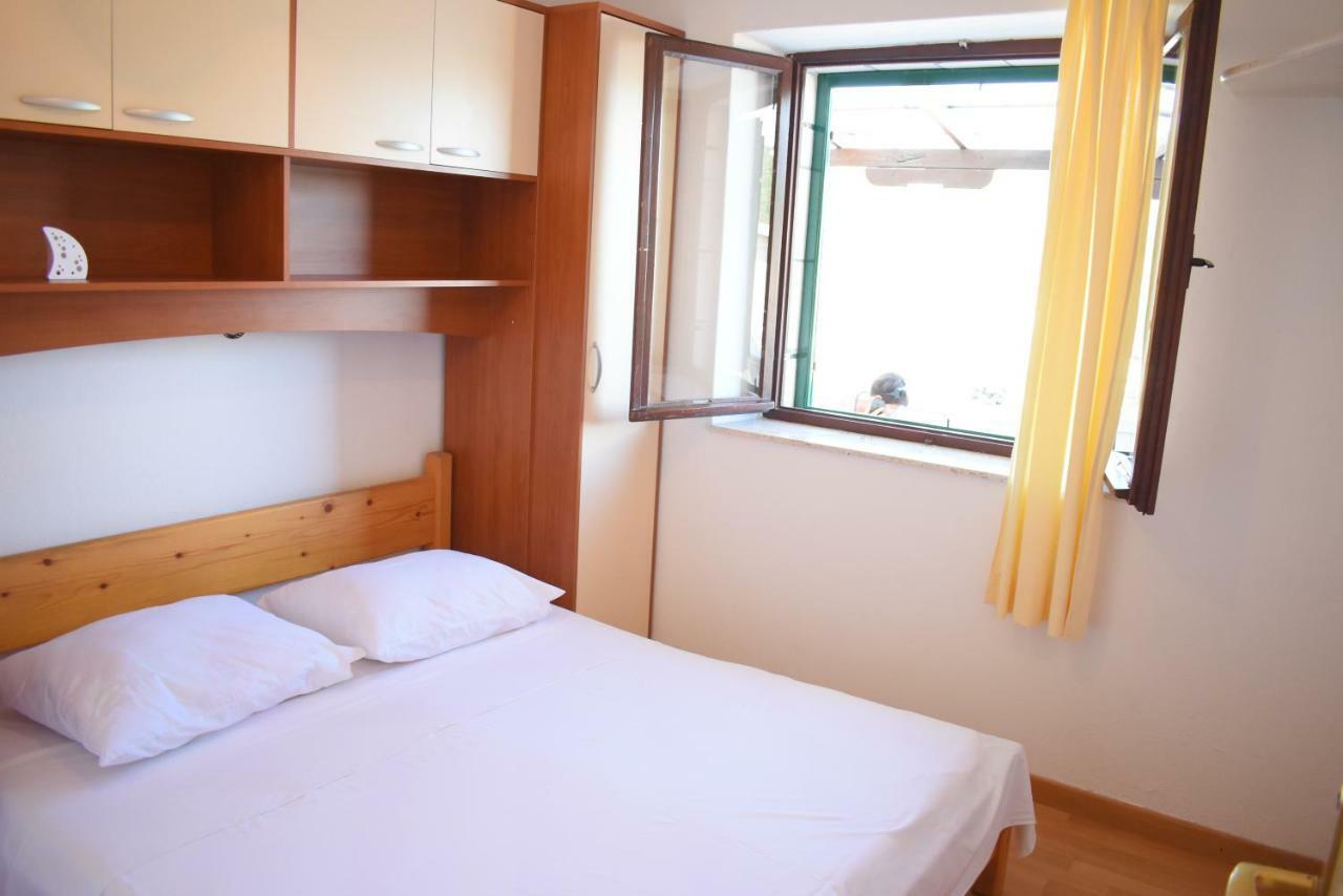Apartment Martinic Pucisca Bagian luar foto