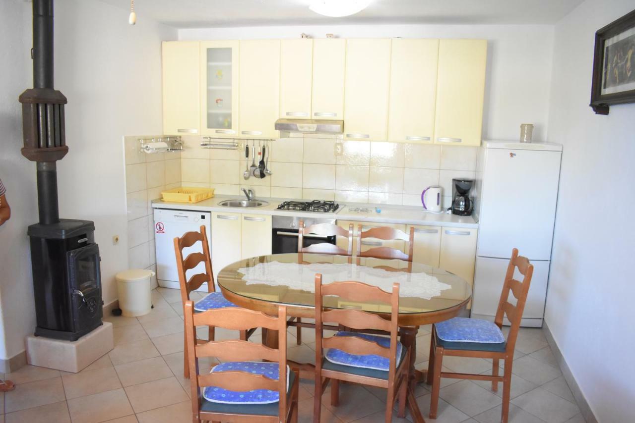 Apartment Martinic Pucisca Bagian luar foto