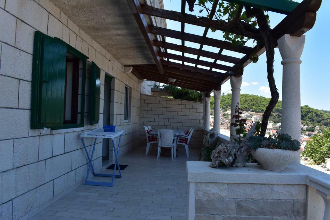 Apartment Martinic Pucisca Bagian luar foto